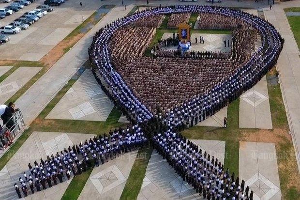 1500 personen vormen een grote zwarte strik voor het Provinciehuis in Khon Kaen