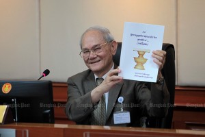 Meechai Ruchupan toont de ontwerp-grondwet