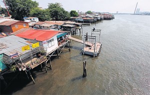 Chao Phraya rivier met illegale bouwsels in Ratchapha Taptim Ruamjai