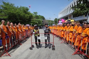 Monniken wachten bij politiebureau van Khlong Luang (2)