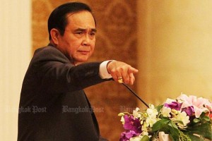 Prayut wijzend met zijn vinger
