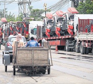 Wachtende vrachtwagens aan de grens met Cambodja