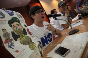 Forum Thammasat universiteit Lid van de New Democracy Movement geeft negatief stemadvies