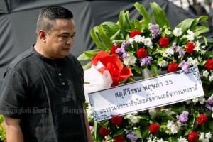 UDD-voorzitter Jatuporn bij een krans ter herdenking van Black May 1992 slachtoffers