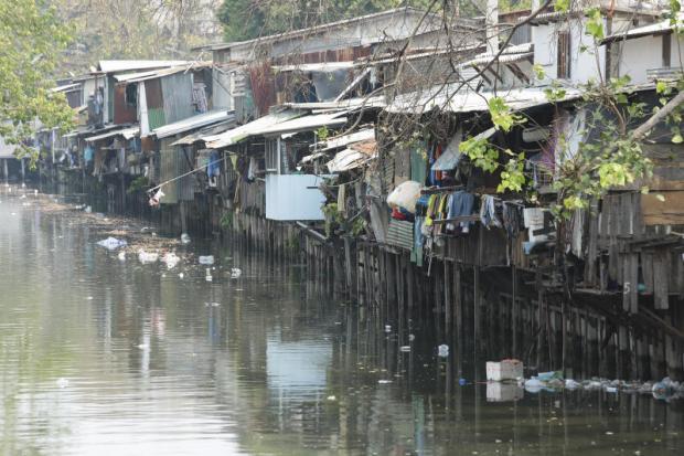 Khlong in BKK verduild en illegale krotten