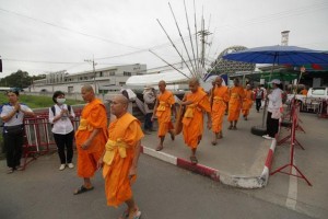 Wat Dhammakaya monniken en leken vertrekken