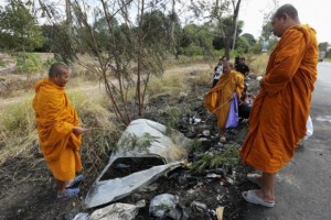 Verkeersongeluk Chon Buri Biddende monniken
