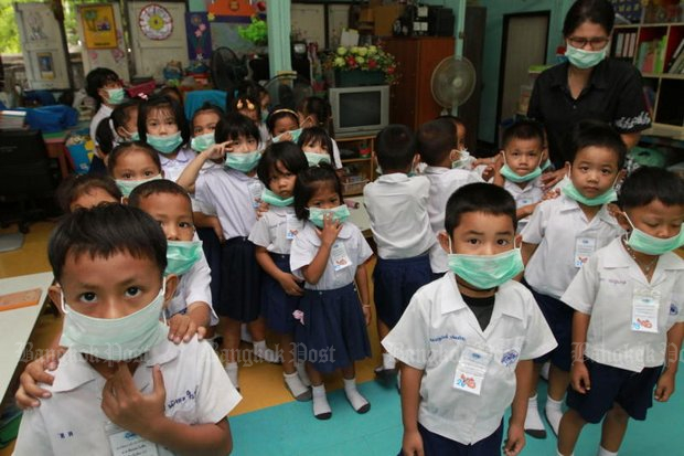 Kindergarten leerlingen neschermen zich tegen de stank van 200 varkens