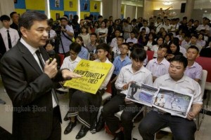 Abhisit speecht, studenten protesteren