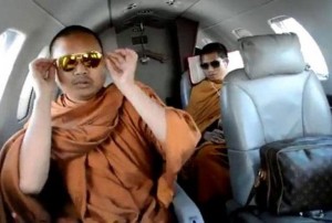 Luang Pu Nen Kham in privé jet