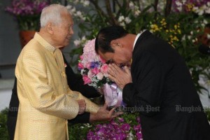 Prayut krijgt advies van Prem (links)